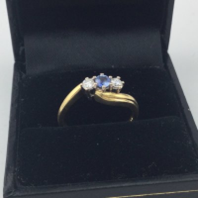 An 18ct gold diamond and blue stone set ring. Approx weight 4 grams, size N.