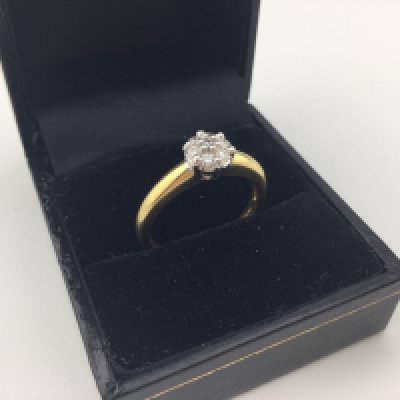 An 18ct gold diamond cluster ring. Approx weight 4.5 grams, approx size P.