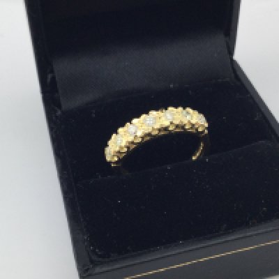 An 18ct gold row set diamond ring. Approx weight 3.60 grams, approx size L.