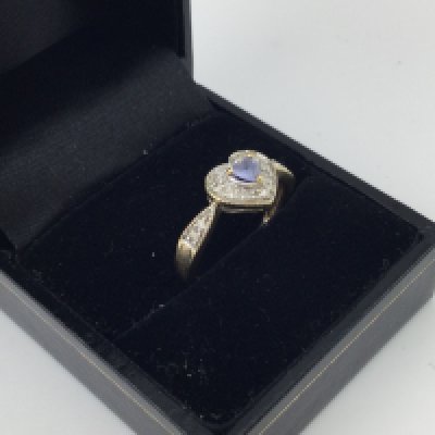 A 9ct gold stone set heart shaped ring. Approx weight 2.6 grams, size N.
