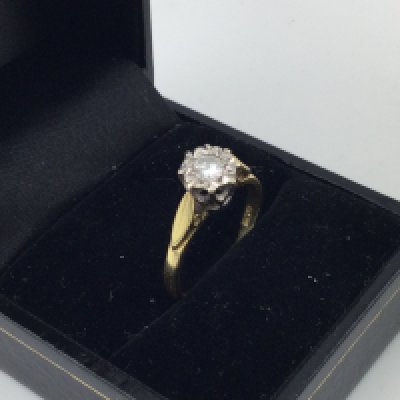 An 18ct gold illusion set solitaire ring. Approx weight 3.2 grams. Size M.