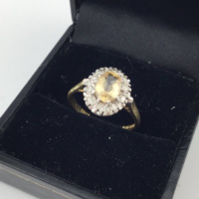 An 18ct gold stone set ring. Approx weight 3.5 grams, size M.