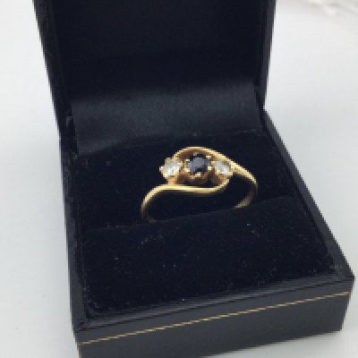 An 18ct gold diamond and sapphire stone set ring. Approx weight 3.15 grams, approx size P