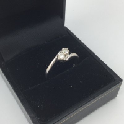 An 18ct white gold diamond set ring with two brilliant cut diamonds. Approx weight 3.4 grams. Size L.
