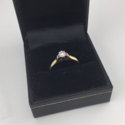 An 18ct gold solitaire ring approx weight 2.34 grams. Size L.