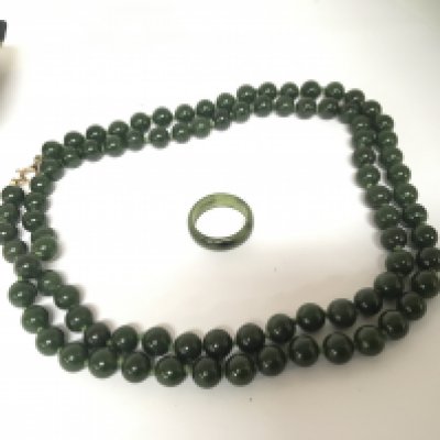A Vintage dark green jade necklace with matching ring. (2)