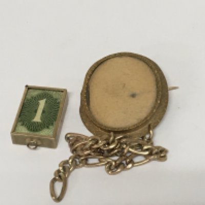 A 9carat gold bracelet a 9carat gold charm containing a one pound note and an unmarked oval brooch total weight 12g