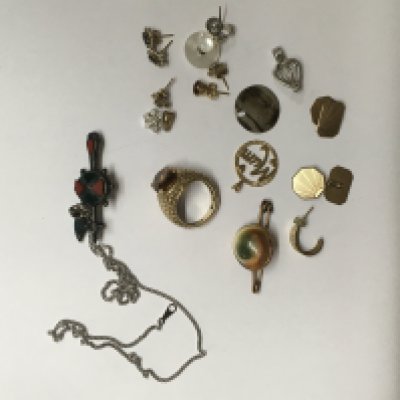 A Collection of jewellery including gold cufflinks.