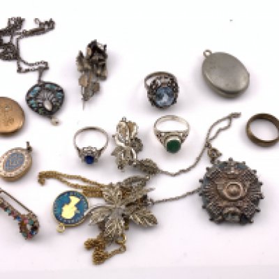 A small mixed collection of costume jewellery to include a small arts and crafts enamel and seed pearl pendant.. (A)