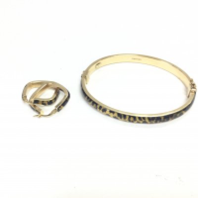 A set of 9ct gold leopard print hoops and bangle. Approx weight 10.38 grams.