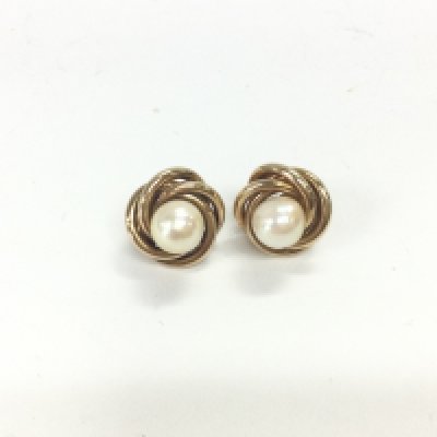 A pair of 9ct gold pearl earrings. Approx weight 3.75 grams.