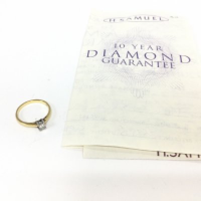 An 18ct gold diamond set ring, approx 3.14 grams.