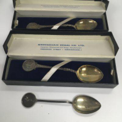 3 silver hallmarked golf spoons two boxed. Approx weight 40.70 grams.