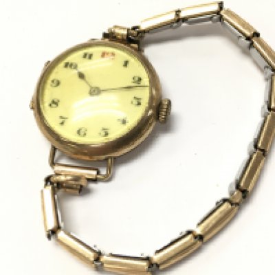 A 9ct gold cased watch, total weight 23.1g postage category A