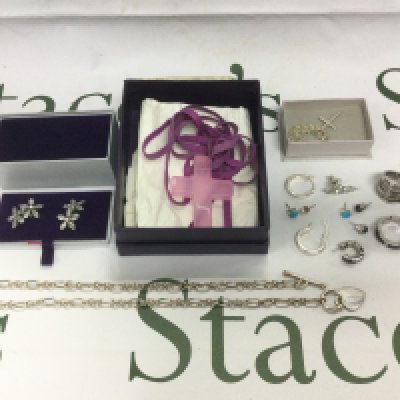A small collectIon of silver and designer jewellery including a Tiffany & Co necklace. Shipping category A.