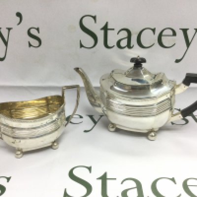 A silver teapot and matching sugar bowl, London 1905. Shipping category B.