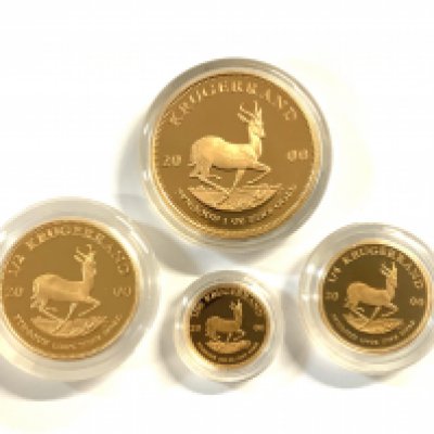 A 2000 Krugerrand Prestige set from the South African mint company in wooden case. Limited edition number 660.