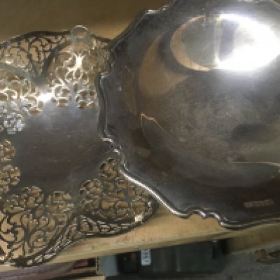 Two small silver dishes 402 grams .