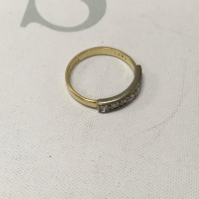 An 18ct gold seven stone diamond ring. Approx weight 3.1grams, Approx size O 1/2.