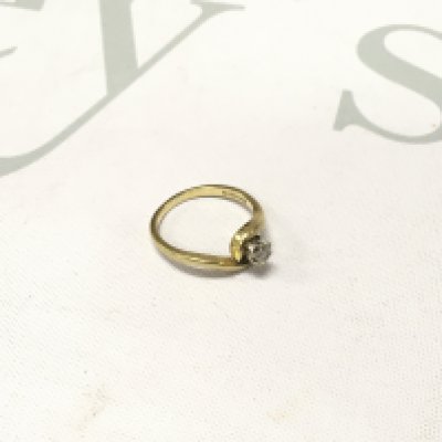 An 18ct diamond solitaire ring. Approx weight 3.1 grams, Approx size L.