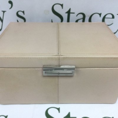 A leather jewellery box. Shipping category B.