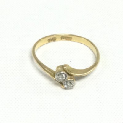 An 18ct gold two stone diamond ring, approx 1.8g, approx size L. Shipping category A.