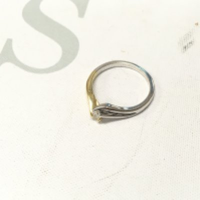 An 18ct gold two tone solitaire ring. Approx weight 3.7 grams, approx size N 1/2 .