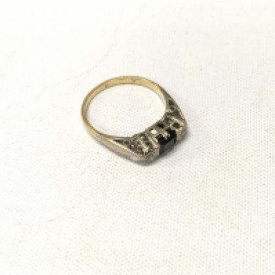 An 18ct gold sapphire and diamond ring. Approx weight 3.1 grams, Approx size K.