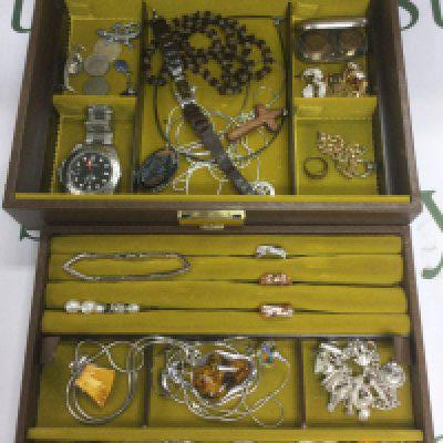A jewellery box containing various costume jewellery items. Shipping category B.
