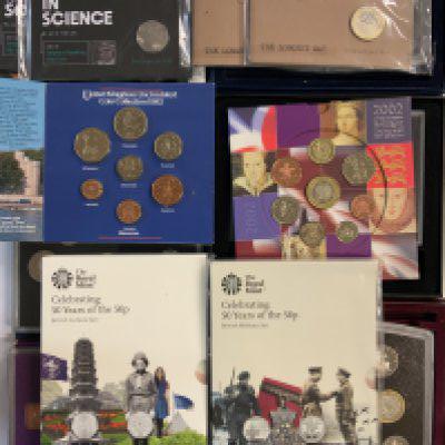 A mixed collection of Royal mint uncirculated coin presentation sets.