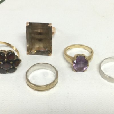 Five gold rings, approx total weight 26.9g. Shipping category A.