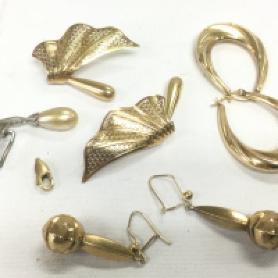 A small collection of earrings including gold examples. Shipping category A.