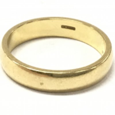 An 18ct gold ring, 5.5g total weight . Size p/q postage category A