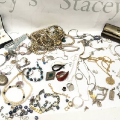 A collection of jewellery including enamel and silver brooches , silver necklaces, rings , silver Yard O Led pen, silver locket pendant etc . Postage category B