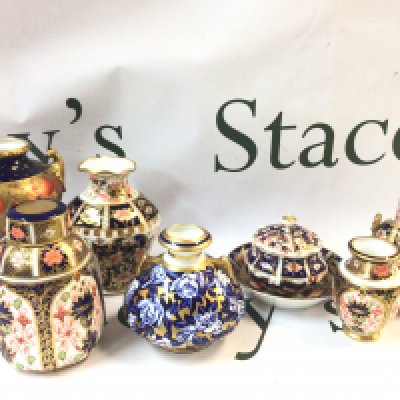 A collection of Royal Crown Derby Imari pattern small vases and a Coalport vase. 7 to 11.5cm tall. This lot cannot be posted