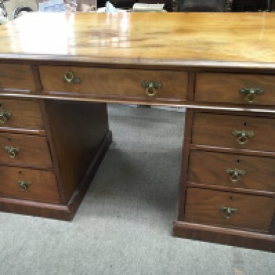 A Victorian mahogany pedestal desk the top fitted with three drawers each pedestal with a further three drawers. 122x 65cm