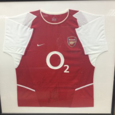 An Arsenal cased and signed football shirt , dimensions 86x85cm. This lot cannot be posted