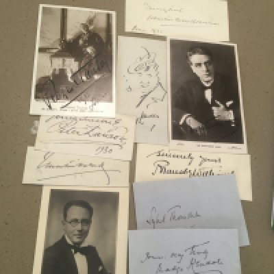 Guaranteed to be authentic signatures autographs. Actors and musicians of the early 20th century. Sir Harry Lauder (1870-1950) famous Scottish Comedian the signature incorporating a self portrait. Actor Barnsby Williams. Sir John Forbes Robertson Edward O Henry Mathesson Lang Mark Hambourg famous Pianist female actress including Dame Madge Kendel Sybil Thorndike Richard Tauber Three signitures from George Robey. Postage category A