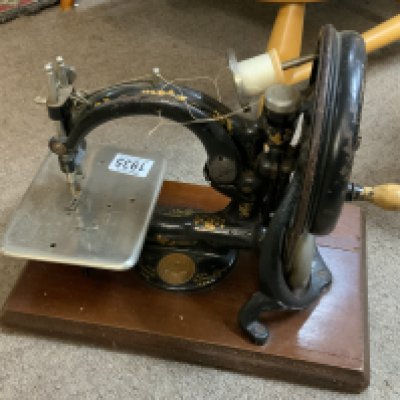 A Vintage Wilcox and Gibbs hand crank sewing machine. (D)