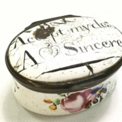 A Bilston Enamel box. Postage category A. NO RESERVE