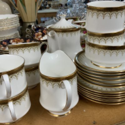 A Paragon porcelain Athena pattern teaset. (D)