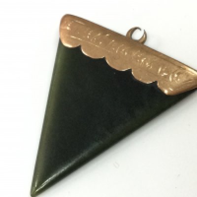 Small nephrite jade pendant with 9 carat gold mount, postage cat A