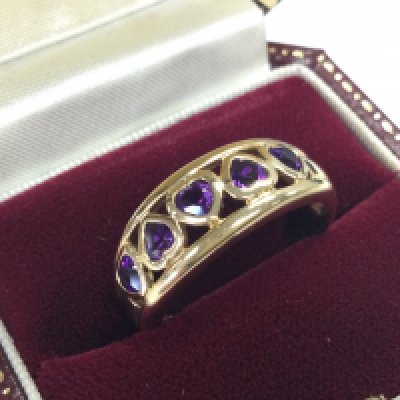 A 14ct gold and amethyst hearts ring. Size T. 4.6g total weight. Postage category A