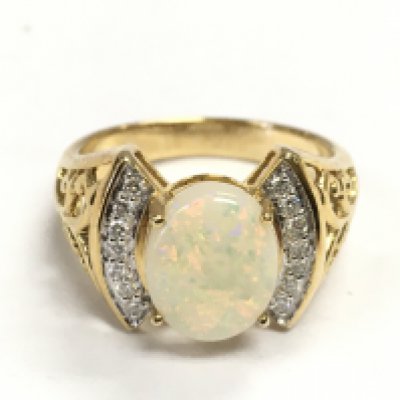 A 9 carat gold opal ring, 4g total. Postage category A