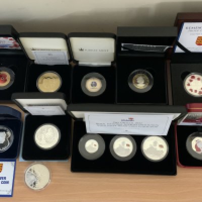 A collection of cased sterling silver presentation coins. (A)