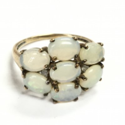 A 9 carat gold opal set ring , 3g total weight. R/S Postage category A
