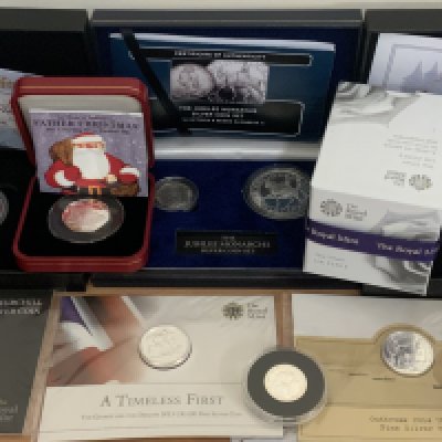 A collection of silver commemorative cased coinage. (A)