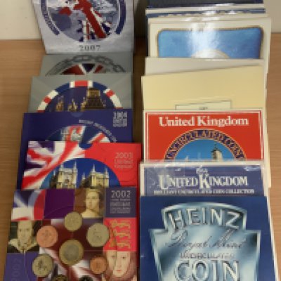 A good selection of United Kingdom uncirculated coin collection sets. 1983-1991, 1994-2007. (B)