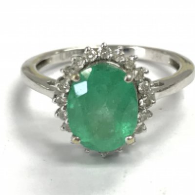 An 18 carat white gold diamond shard and emerald ring , 3.9 g. Size O/P. Postage category A