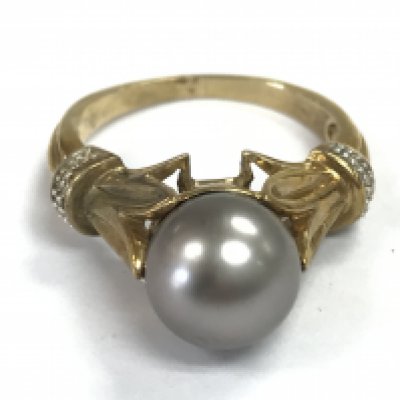 Grey pearl 9 carat gold ring. 5.2g . Size P. Postage category A